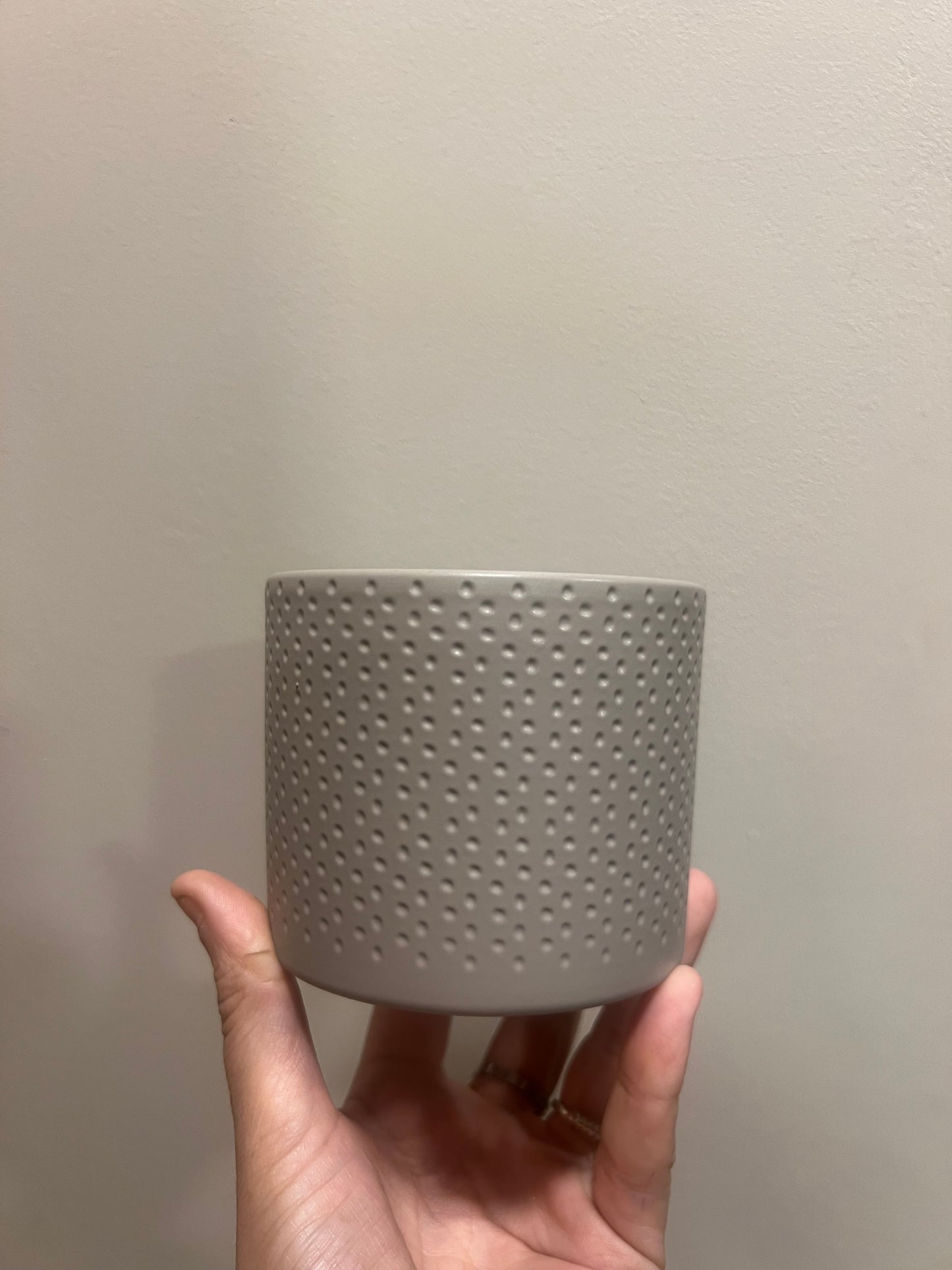 Light grey dimple Lucy pot 10cm